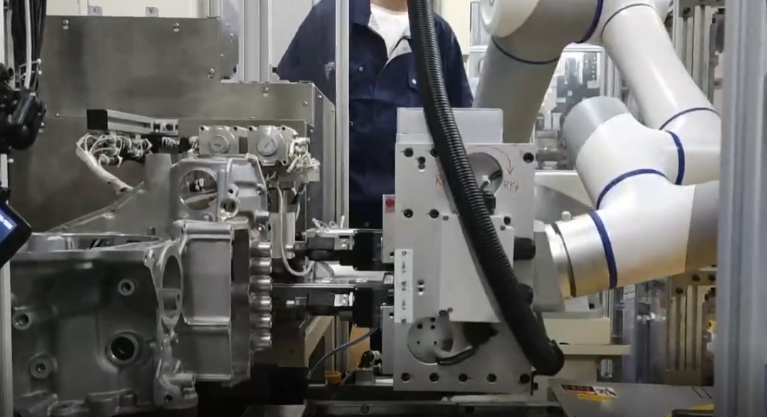 CR16協作機器人,大負載碼垛機器人、發動機變速箱螺絲鎖附